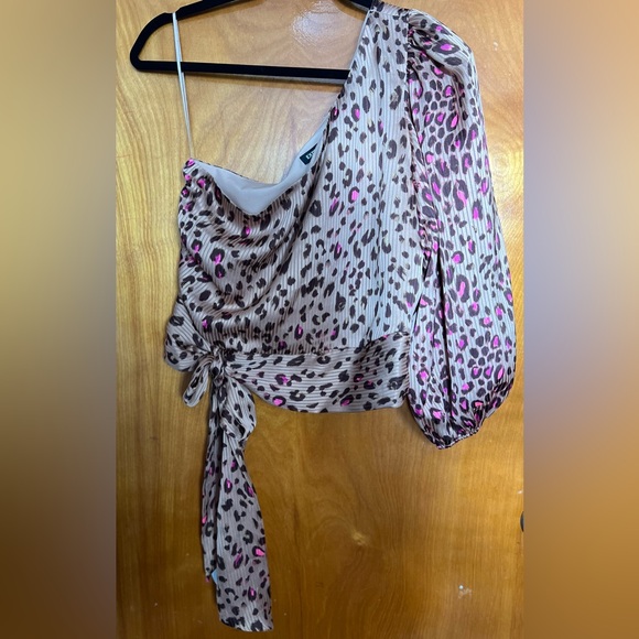 Express One-Shoulder Cheetah Print Top - Picture 2 of 2